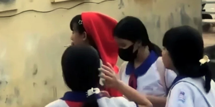 Clip học sinh tiểu học hút thuốc