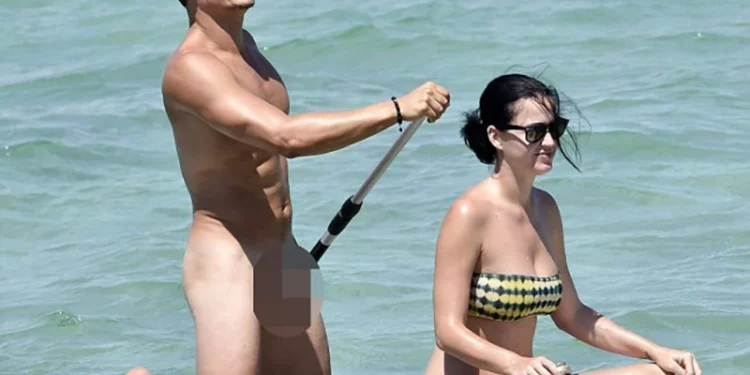 Orlando Bloom lộ hàng với loạt ảnh khỏa thân trên biển 1 Orlando Bloom lộ hàng với loạt ảnh khỏa thân trên biển