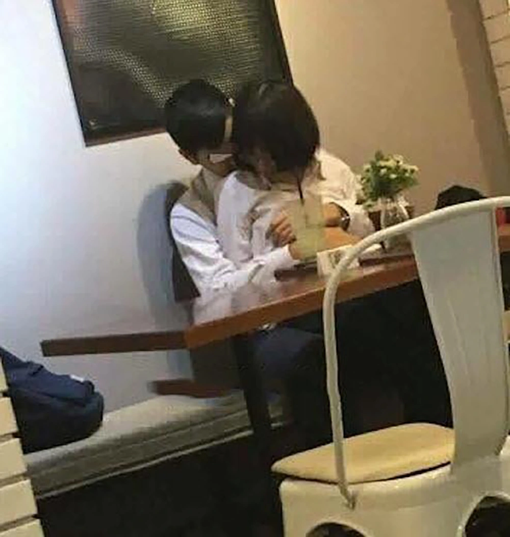 Clip gốc 2 học sinh thân mật thái quá ở quán cà phê 2 clip gốc 2 học sinh vào quán cafe đôi