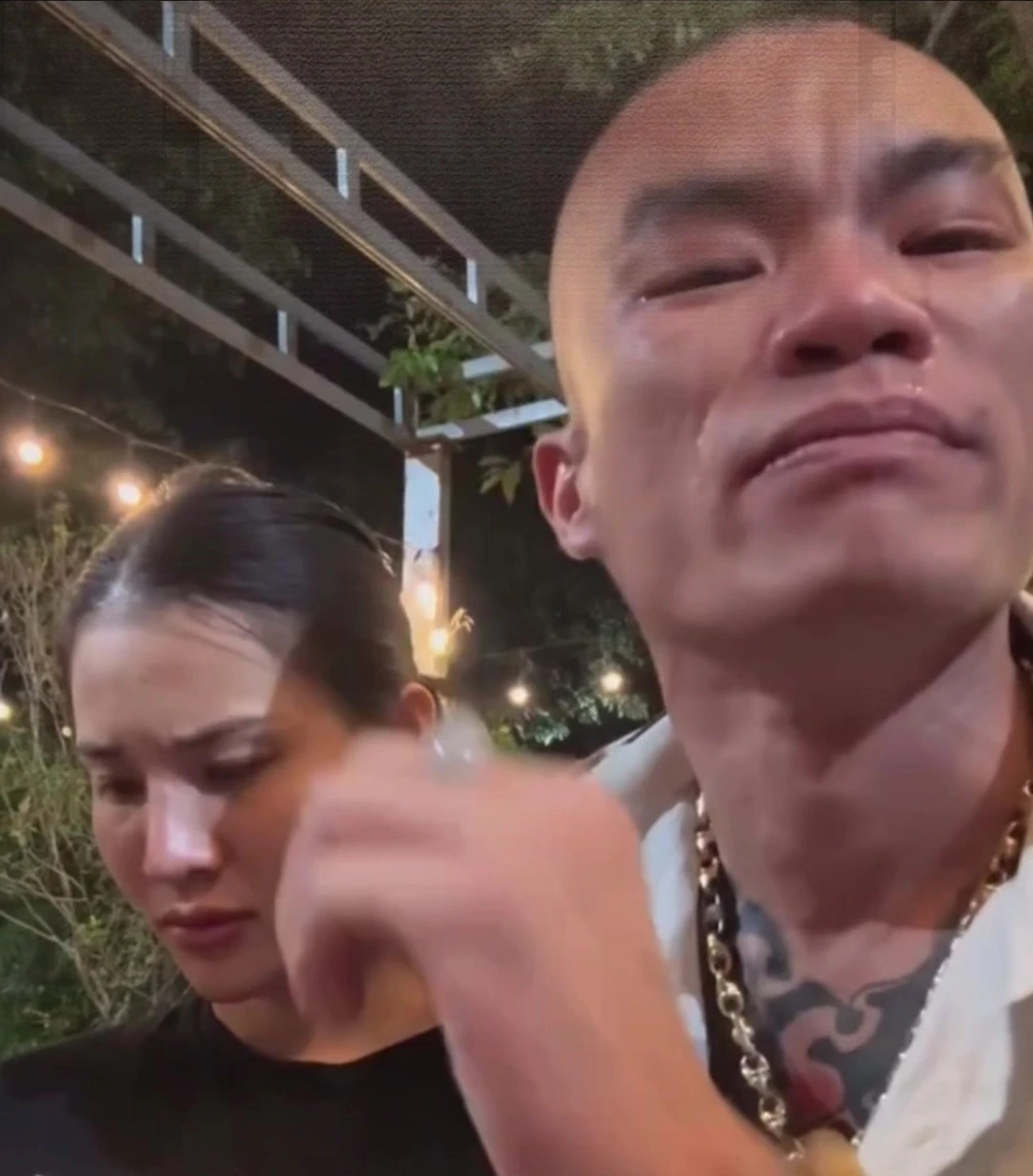 Long 9 Ngón bật khóc ngay trên sóng