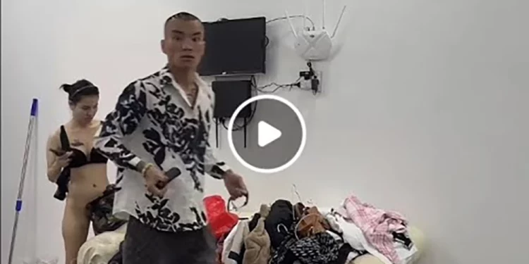 Vợ Long chín ngón lộ chem chép trên livestream