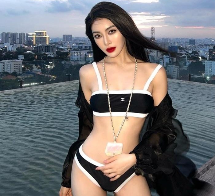 Clip Linh Trương hotgirl đi tour ăn kem với bạn trai trên du thuyền 2 Linh Trương sinh năm bao nhiêu?