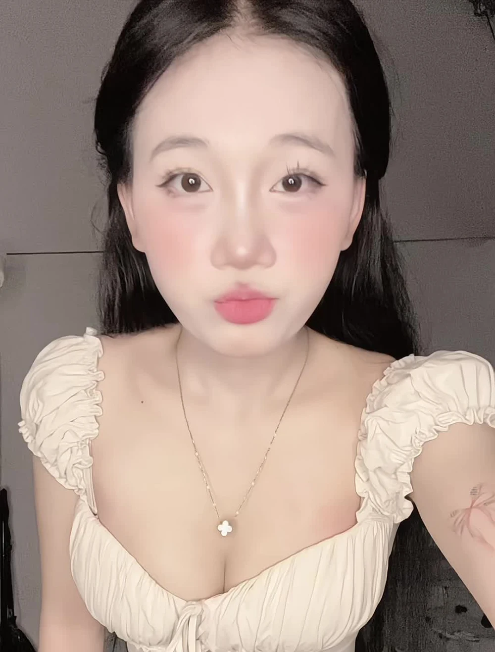 Clip Luxshare nóng 1p23 nữ nhân viên ict Vân Trung múp rụp 2 Clip Luxshare nóng hình xăm ở tay