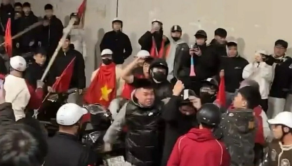 Clip hầm Kim Liên Hà Nội: Nhóm thanh niên sàm sỡ cô gái, hành hung bạn trai