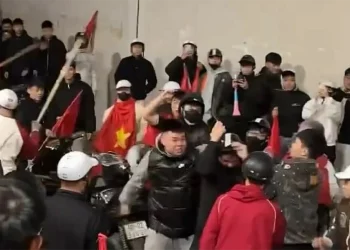 Clip hầm Kim Liên Hà Nội: Nhóm thanh niên sàm sỡ cô gái, hành hung bạn trai