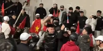 Clip hầm Kim Liên Hà Nội: Nhóm thanh niên sàm sỡ cô gái, hành hung bạn trai