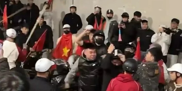 Clip hầm Kim Liên Hà Nội: Nhóm thanh niên sàm sỡ cô gái, hành hung bạn trai