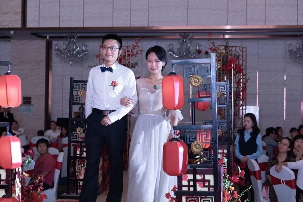 Giáo viên 35 tuổi Trung Quốc và chồng