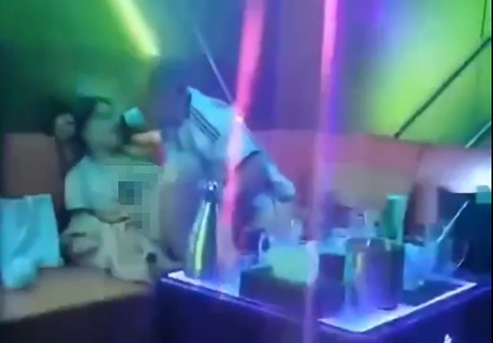 Clip Tokyo Karaoke tay vịn