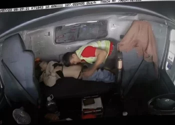 Video tài xế trên cabin xe tải clip cặp đôi trên xe container camera hành trình