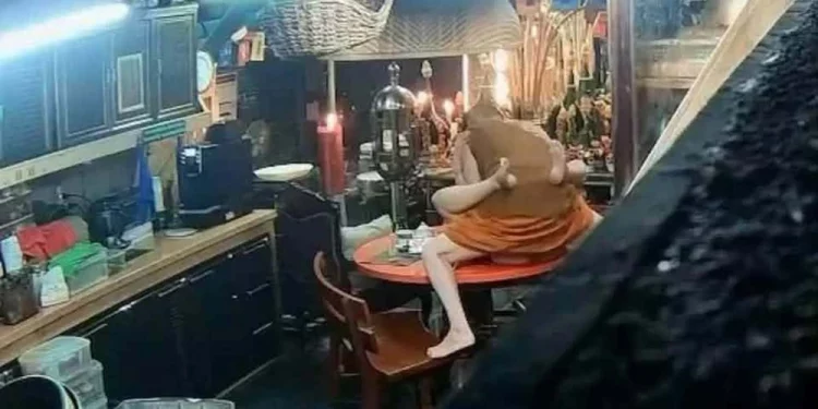 Toàn cảnh bê bối sư thầy Thái Lan clip quan hệ tại Chùa Wat Phutthaisawan